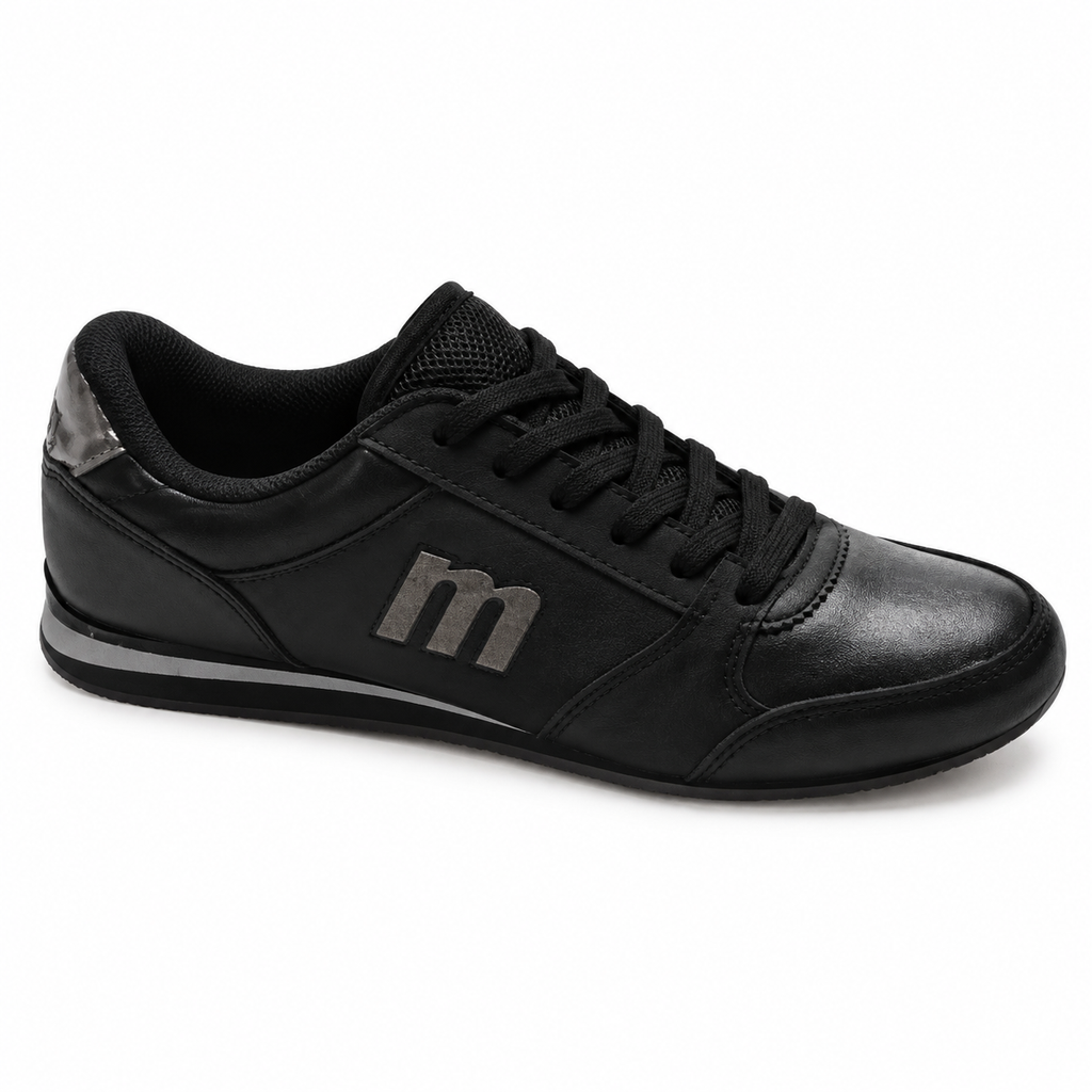 Zapatilla Mustang 69711 negra de mujer sobre fondo blanco