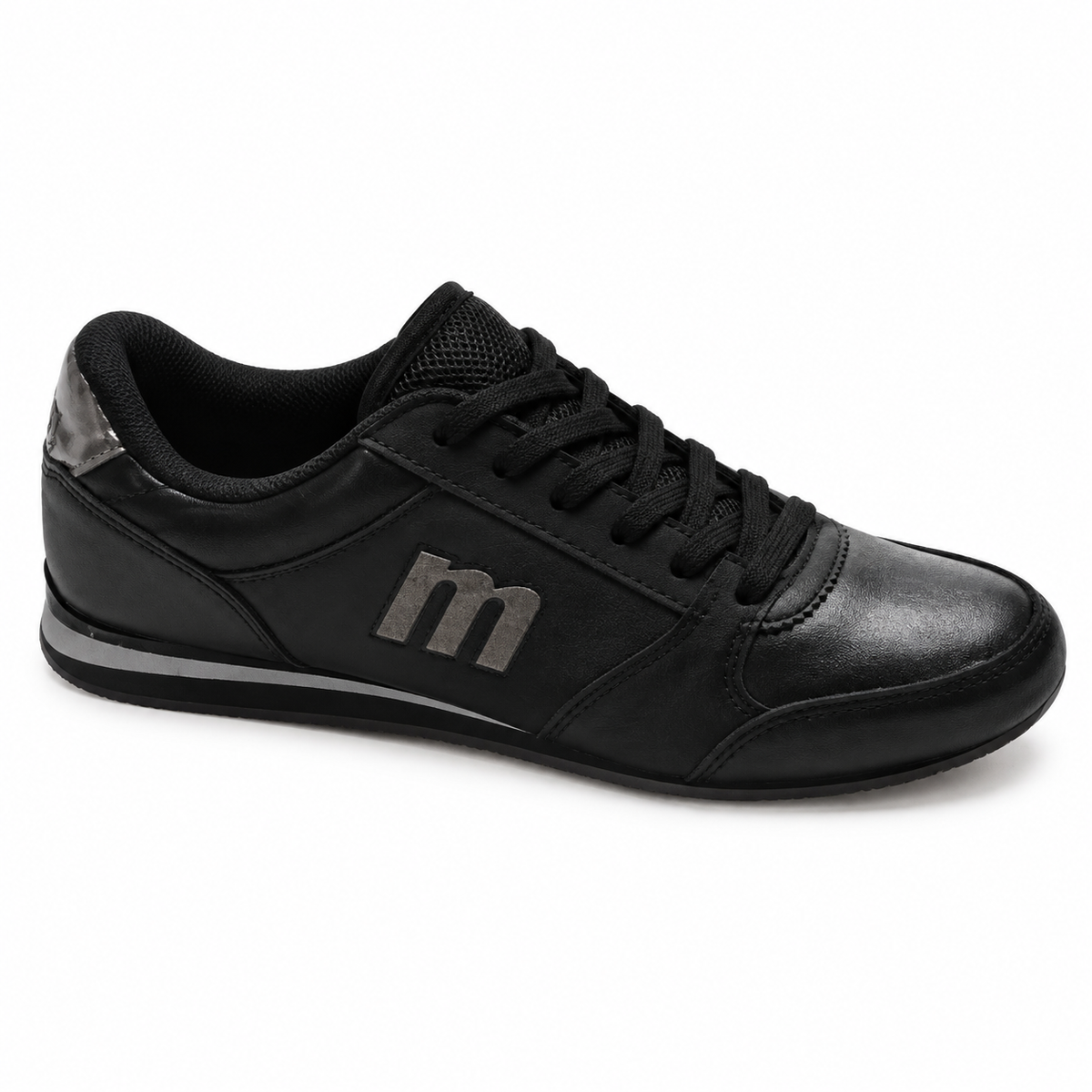 Zapatilla Mustang 69711 negra de mujer sobre fondo blanco