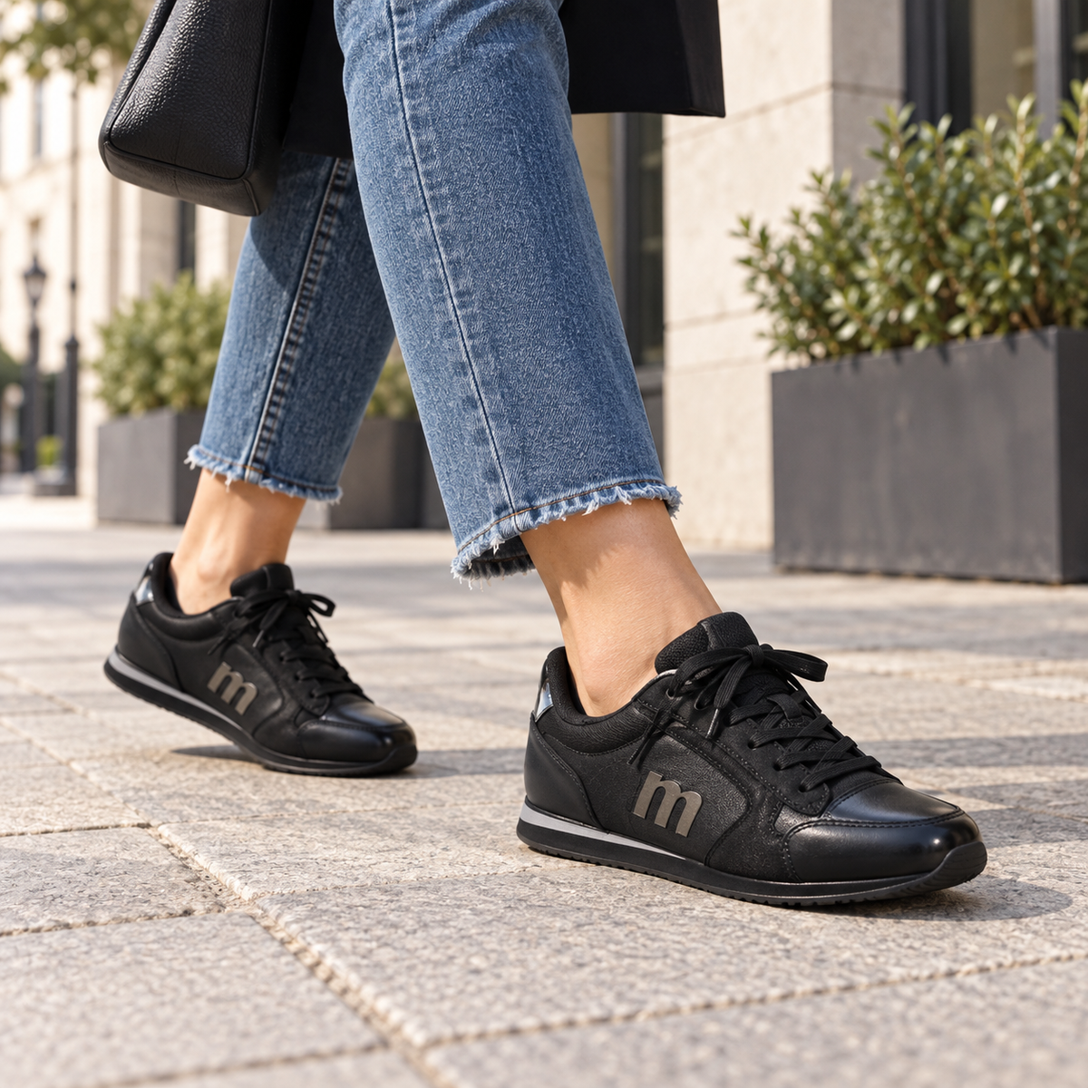 Zapatilla Mustang 69711 negra de mujer en uso