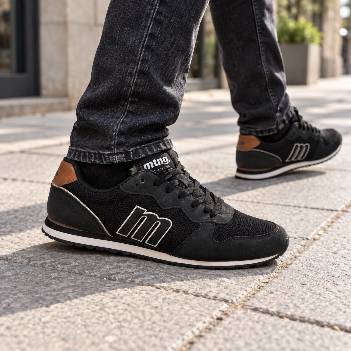 Zapatillas Mustang 84467 negras en uso