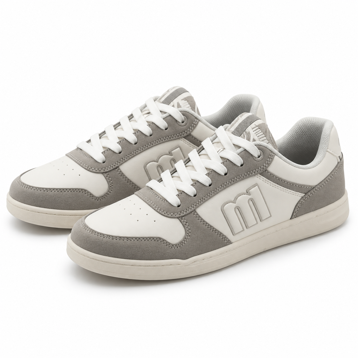 Zapatillas Mustang 84768 off white y gris sobre fondo blanco