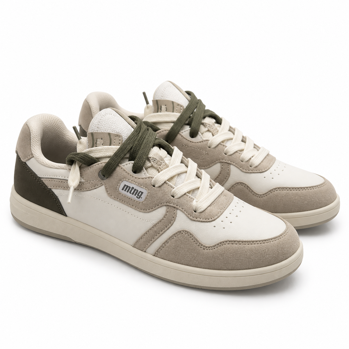 Zapatillas Mustang 84847 beige para hombre sobre fondo blanco
