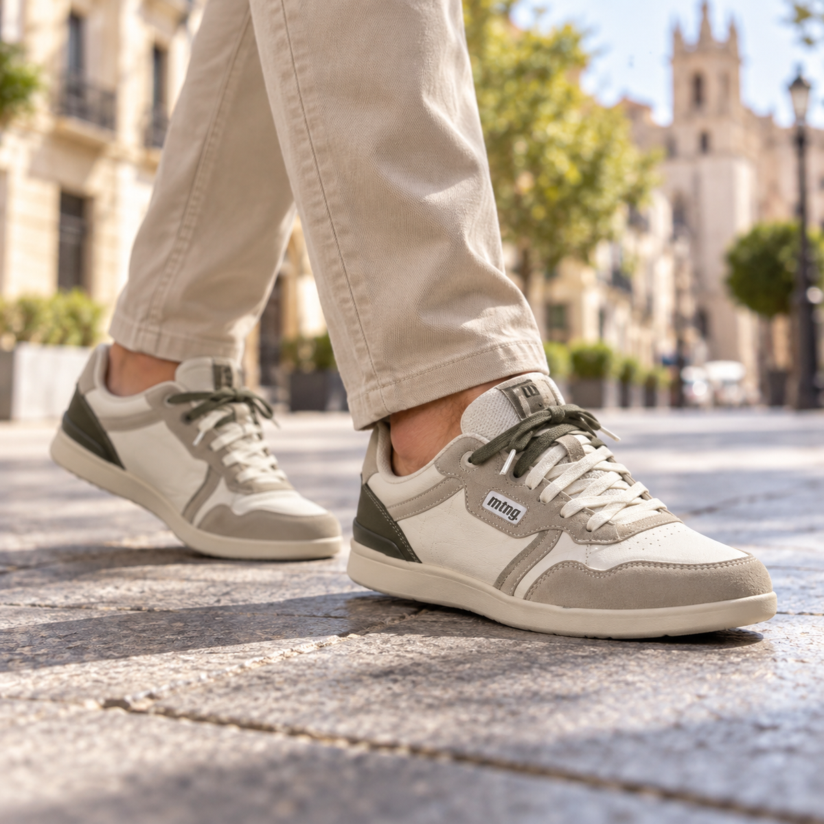 Zapatillas Mustang 84847 beige para hombre en una escena lifestyle