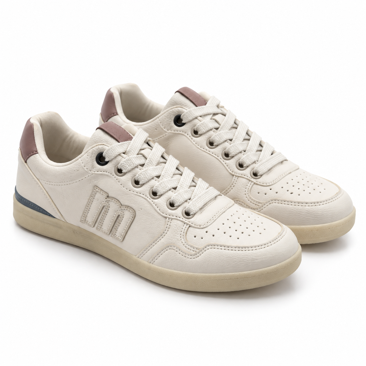 Zapatillas Mustang Sofy 69983 blancas para mujer sobre fondo blanco