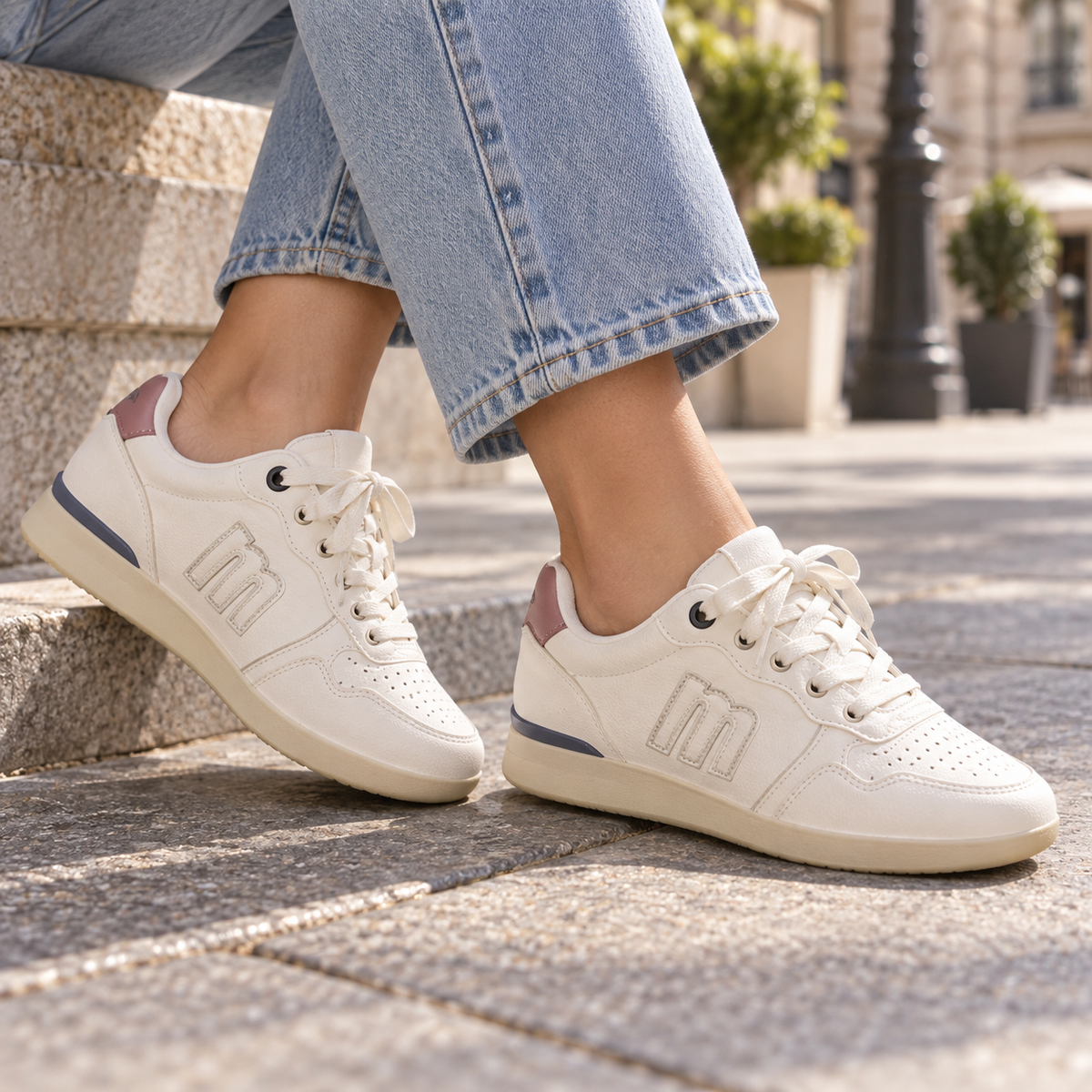 Zapatillas Mustang Sofy 69983 blancas para mujer en una escena lifestyle