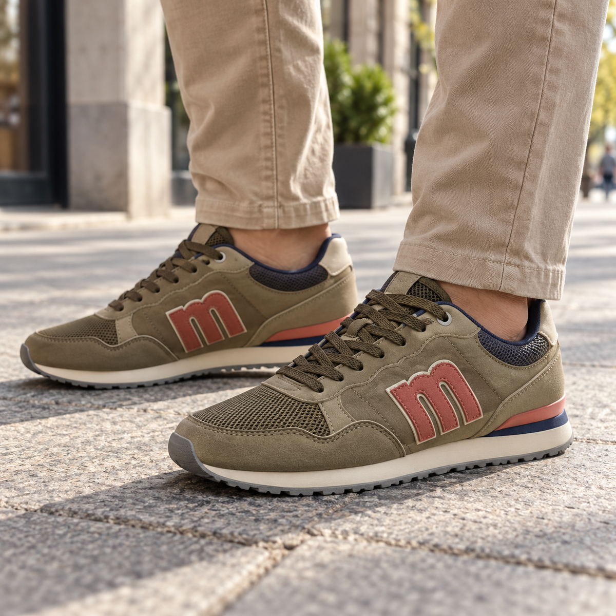 Zapatillas Mustang Vois 84711 kaki para hombre en una escena lifestyle