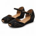 Sandalias MySoft 18488 negras de cuña baja sobre fondo blanco