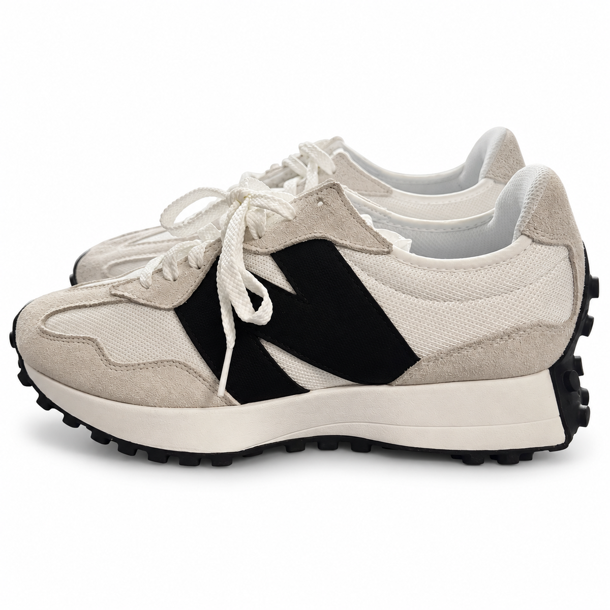 New Balance 327 MS327CWB blancas con logo negro — vista sobre fondo blanco