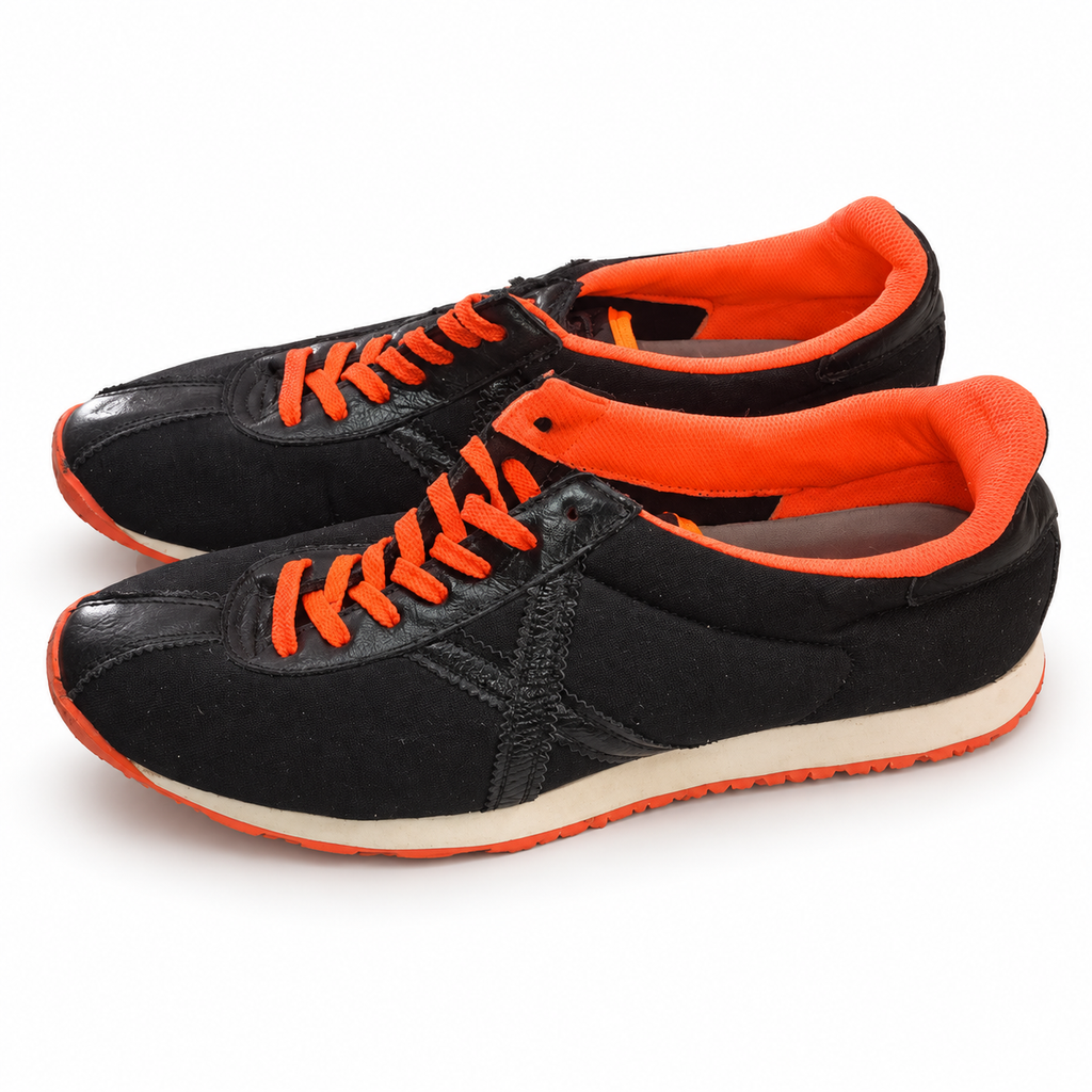 Zapatillas Munich negras con X tonal y cordones naranja · Talla 45 - portada blanca