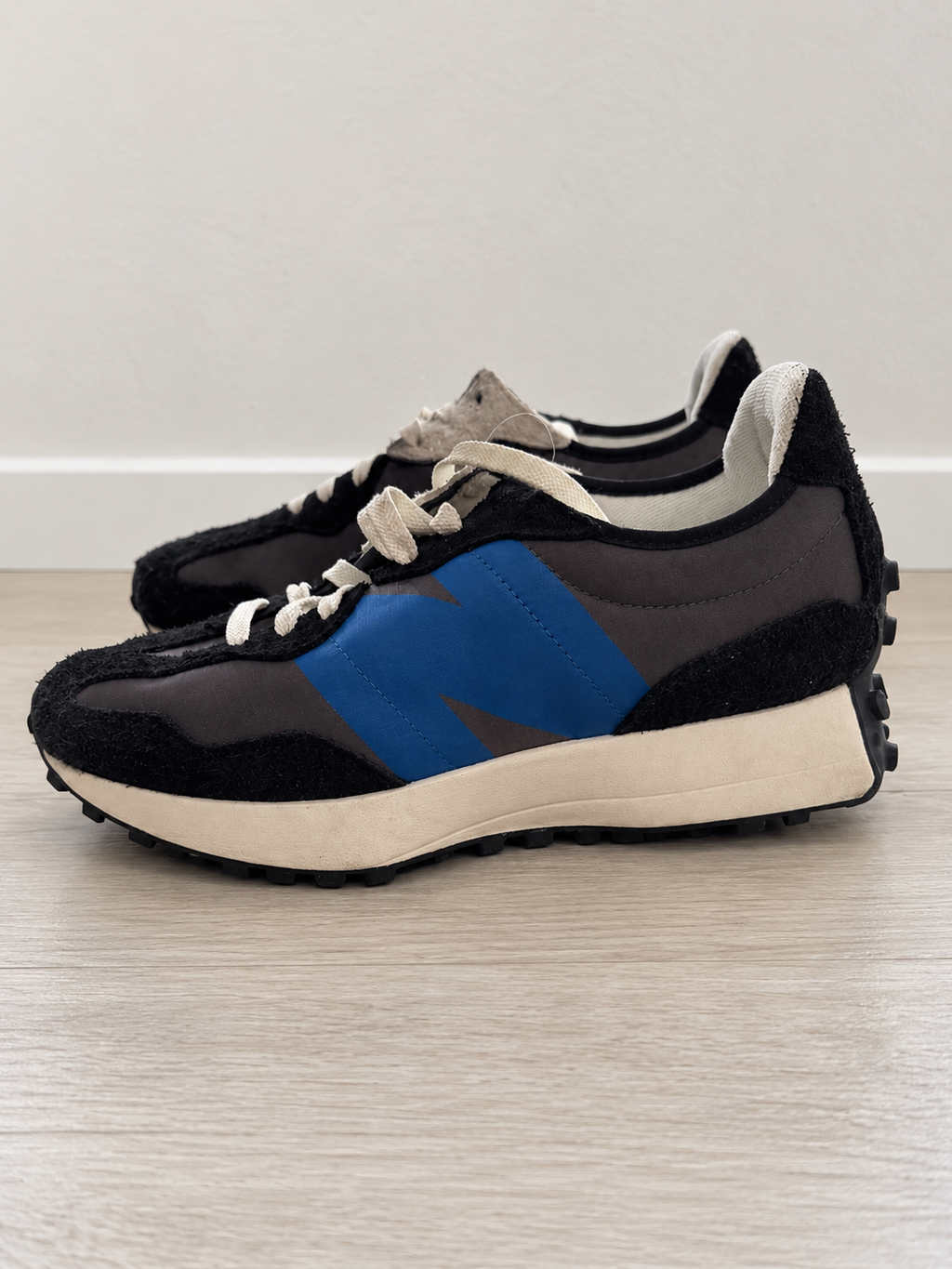 New Balance 327 U327VB negro y gris con N azul, talla EU42.5 según etiqueta fabricante — ambiente