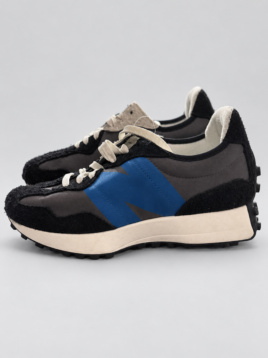 New Balance 327 U327VB negro y gris con N azul, talla EU42.5 según etiqueta fabricante — detalle