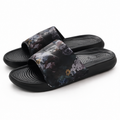 Chanclas Nike negras con estampado floral talla 36 sobre fondo blanco