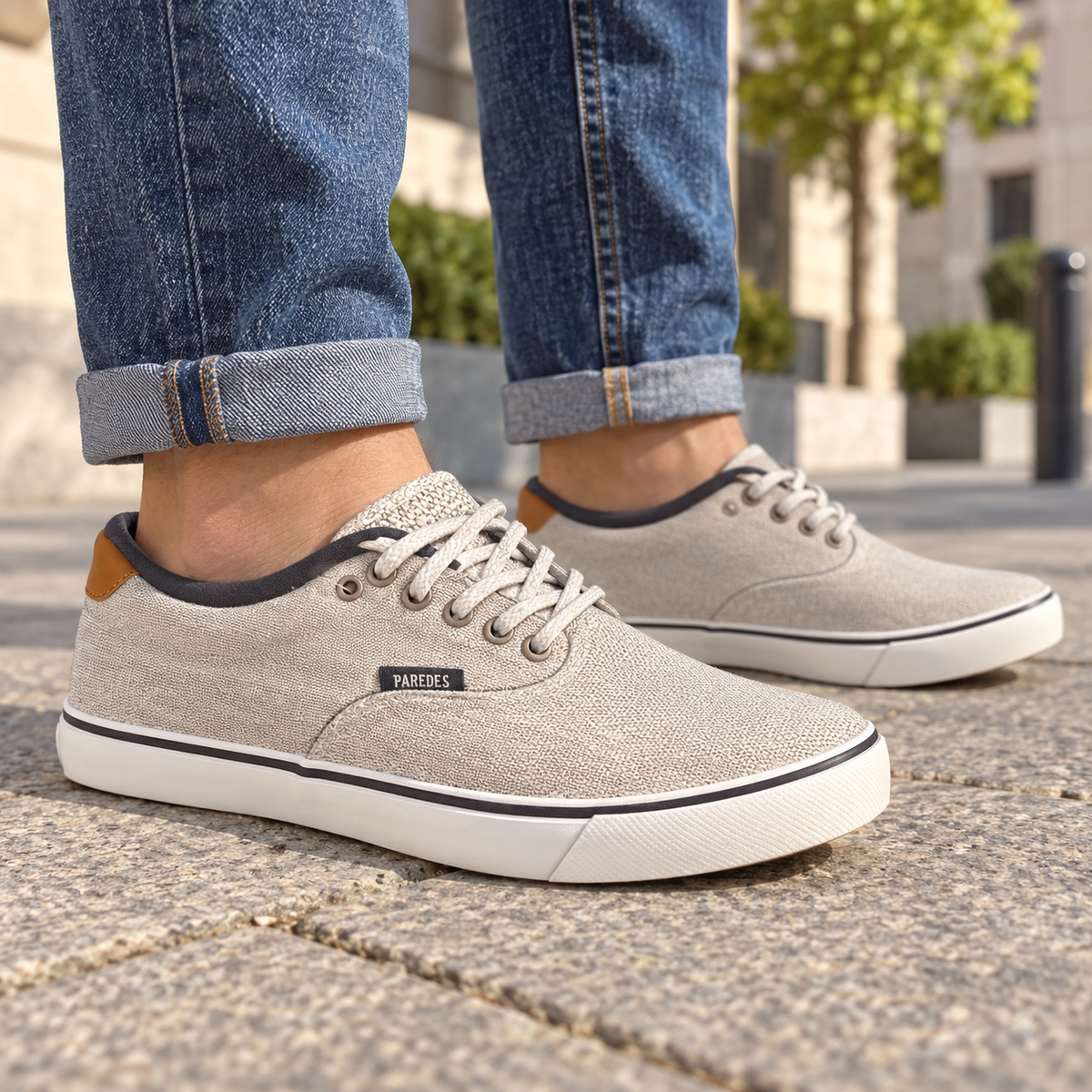 Zapatillas casual Paredes Kasumi gris en entorno urbano
