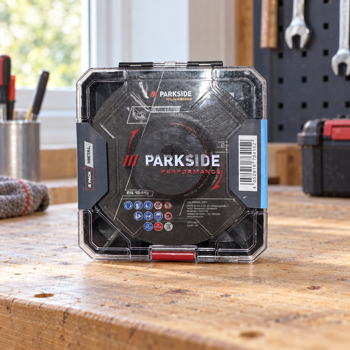 Estuche de discos de desbaste PARKSIDE PERFORMANCE en banco de taller