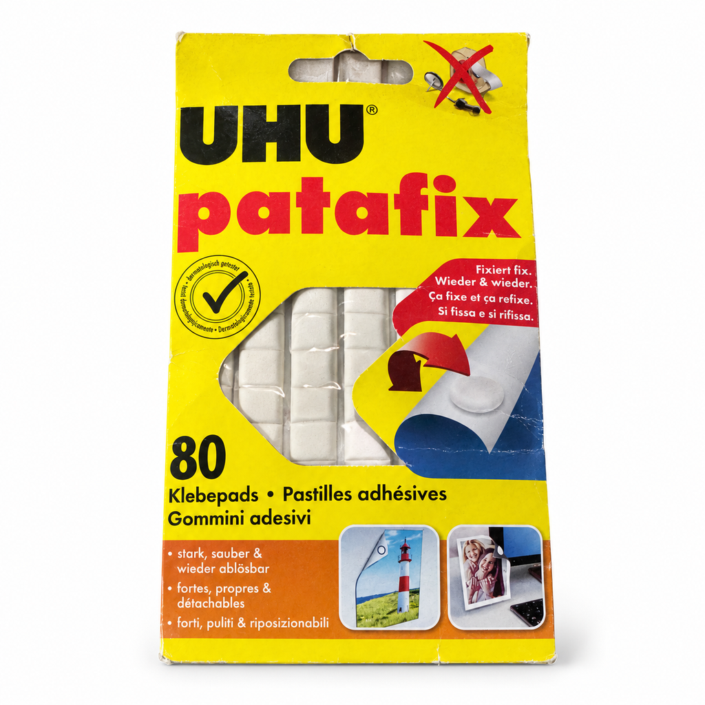 Paquete UHU Patafix de 80 pastillas adhesivas blancas sobre fondo blanco
