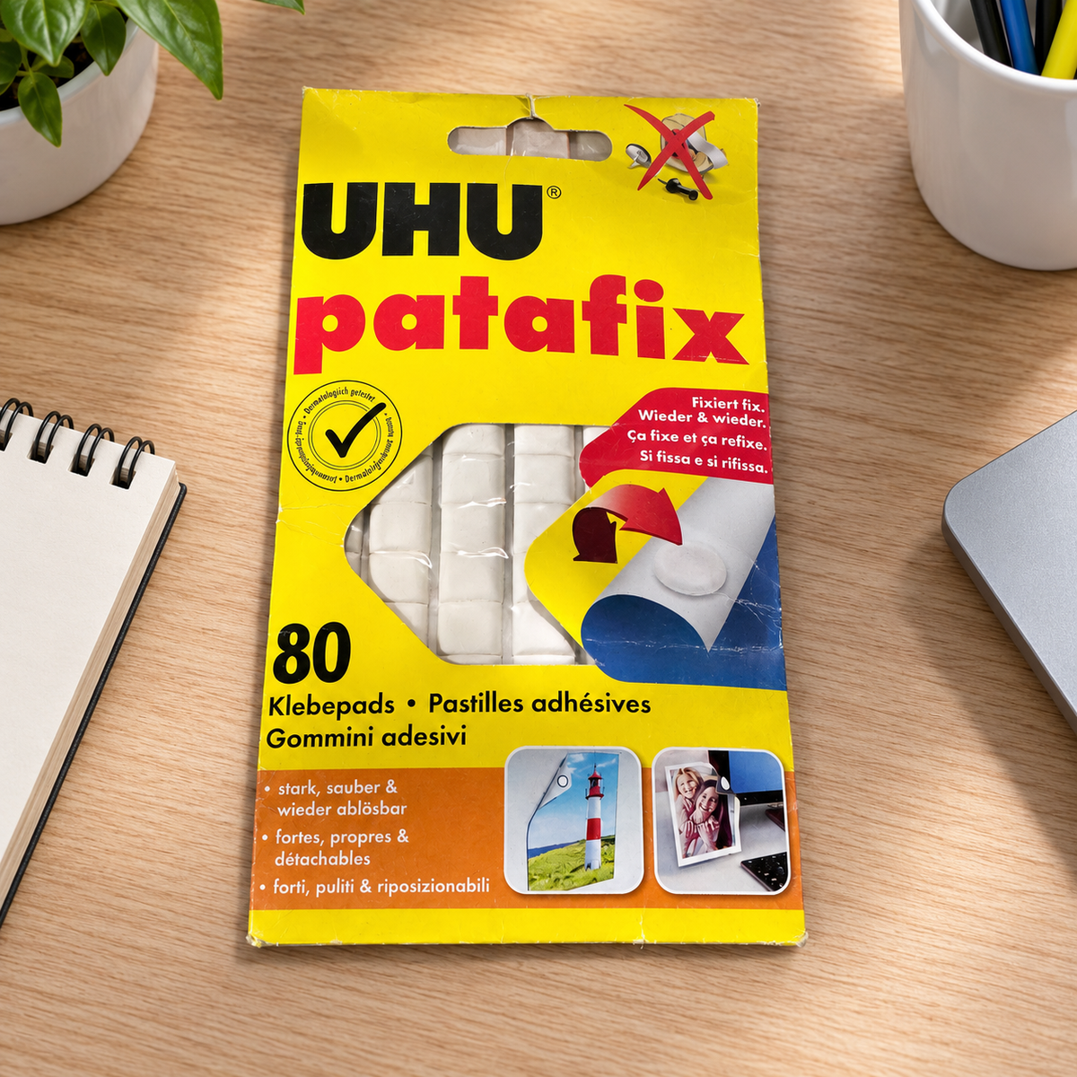 Paquete original UHU Patafix sobre un escritorio