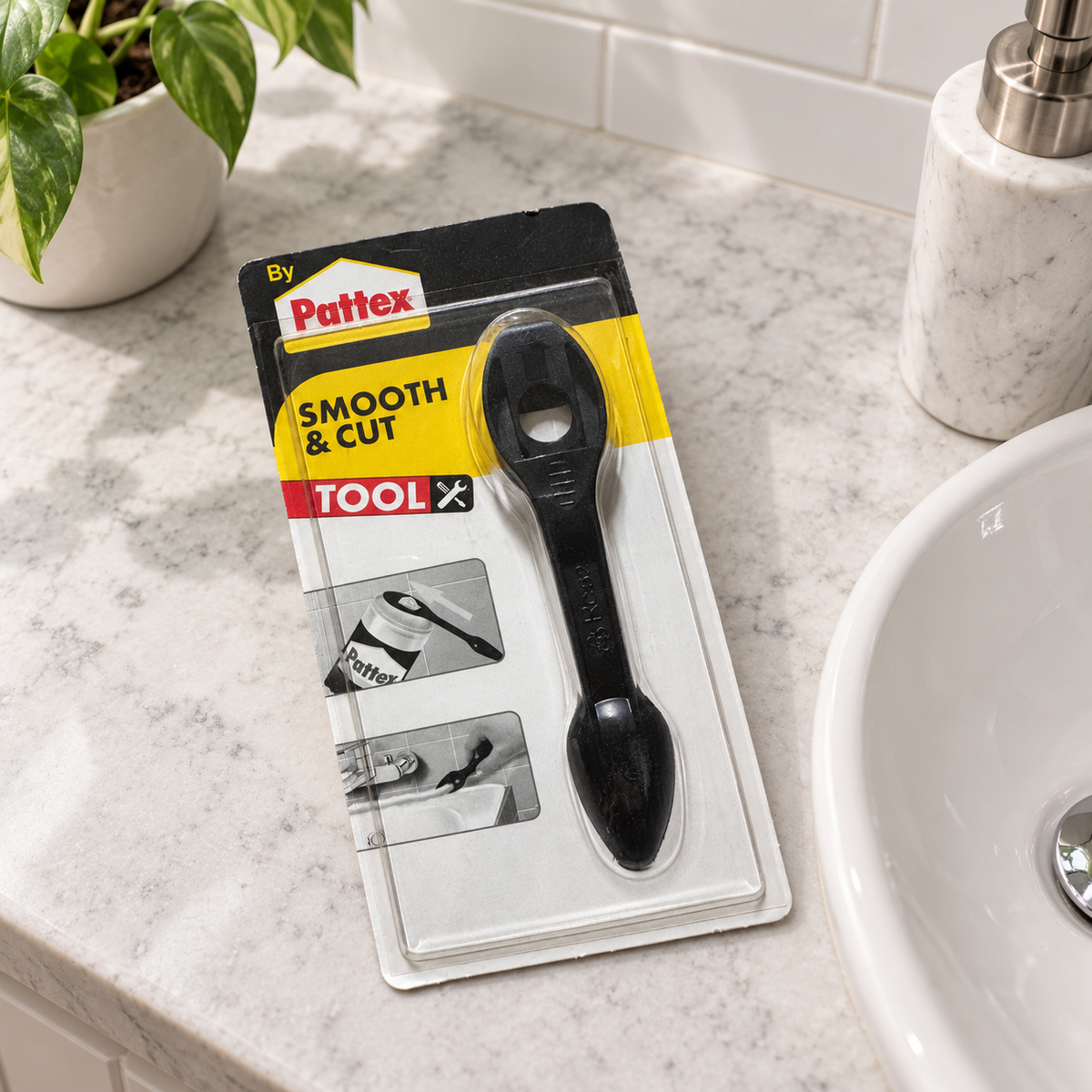 Una herramienta Pattex Smooth & Cut en su blister junto al lavabo; decoración no incluida