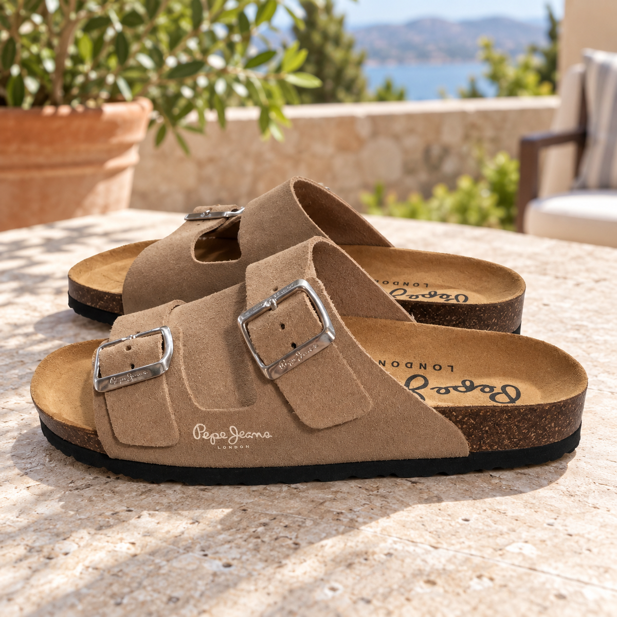 Sandalias Pepe Jeans Oban Suede W beige talla 38 — par en una terraza