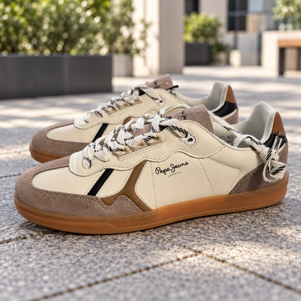 Pepe Jeans Ball Mood M beige y marrón talla 44 — par en una terraza urbana