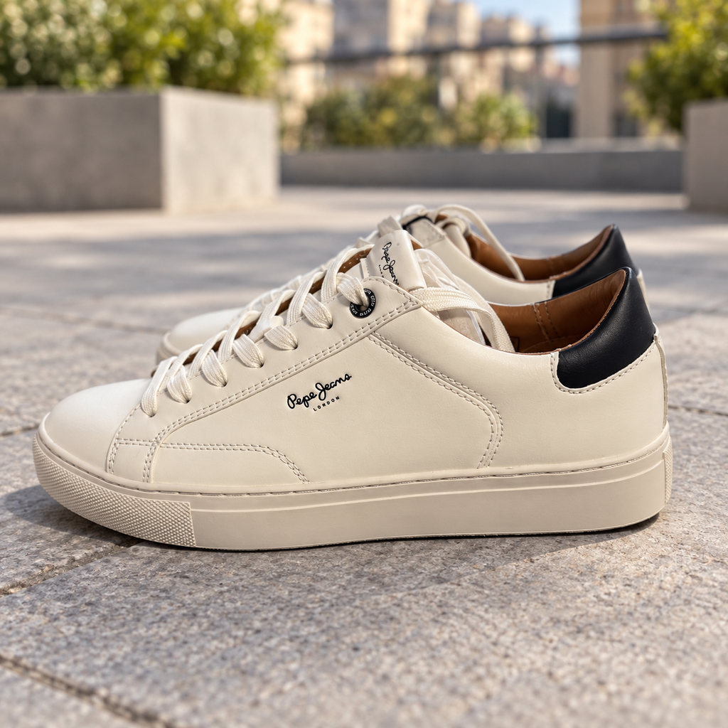 Pepe Jeans Joe Basic blancas talla 43 — par en una terraza urbana