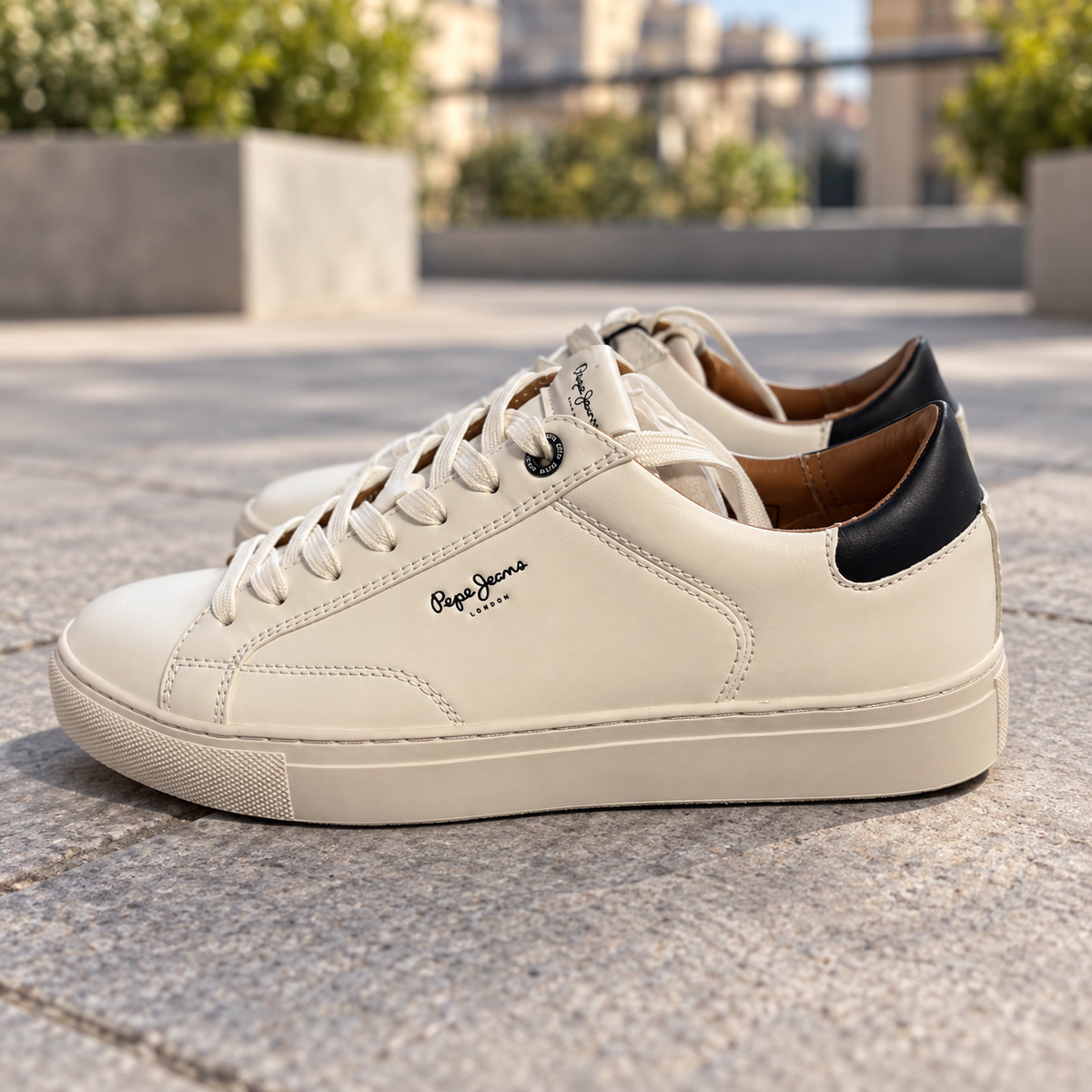 Pepe Jeans Joe Basic blancas talla 43 — par en una terraza urbana