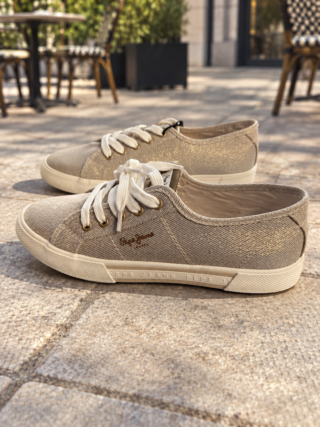 Pepe Jeans Brady Party W doradas en un entorno urbano