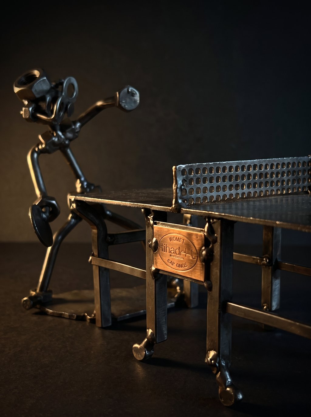 Figura Artesanal de Metal — Jugadores de Ping Pong