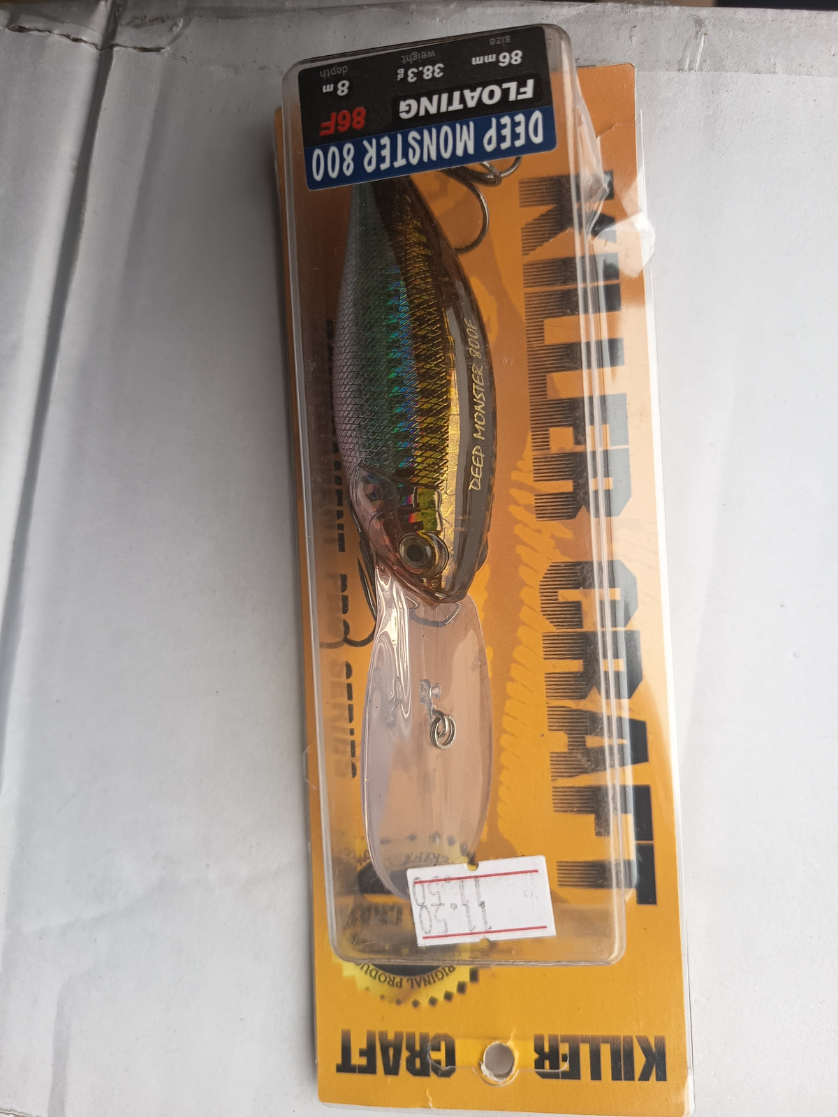 Killer Craft Deep Monster 800 Floating 86F — Oscuro iridiscente, fotografía del producto real en su envase