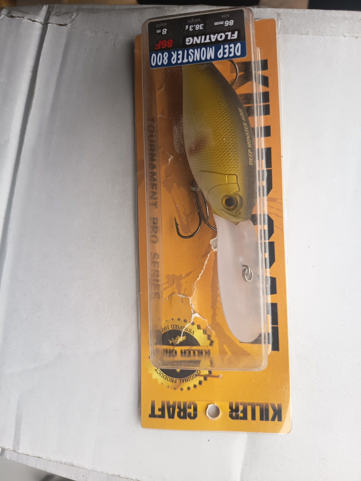 Killer Craft Deep Monster 800 Floating 86F — Amarillo y oliva, fotografía del producto real en su envase