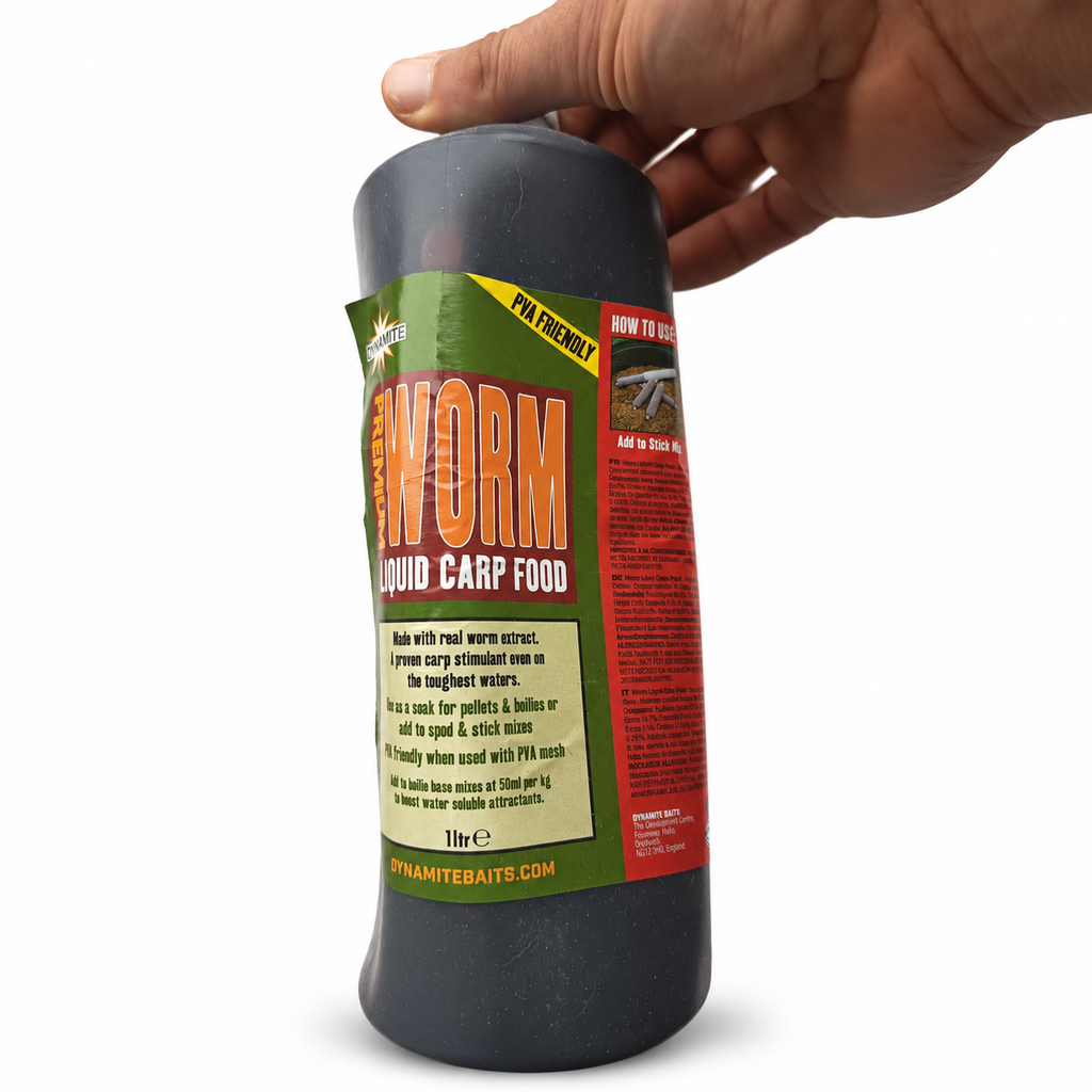 Dynamite Premium Worm Liquid Carp Food de 1 litro sobre fondo blanco