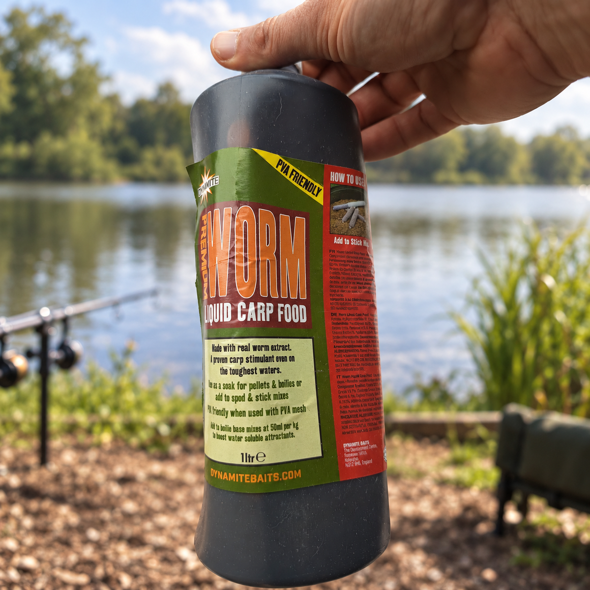 Botella Dynamite Worm de 1 litro junto a un lago