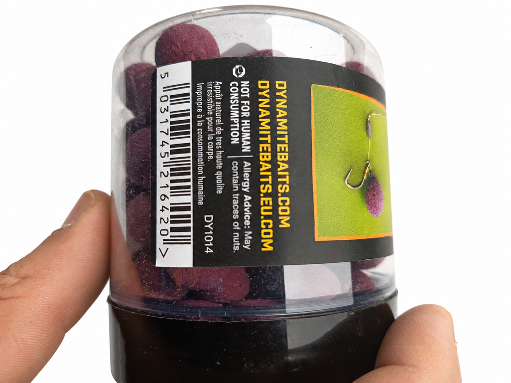 Dynamite Mulberry Plum Foodbait Pop-Ups 15 mm sobre fondo blanco