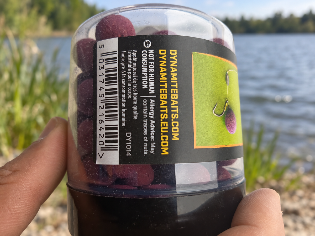 Dynamite Mulberry Plum Foodbait Pop-Ups 15 mm en ambiente de pesca