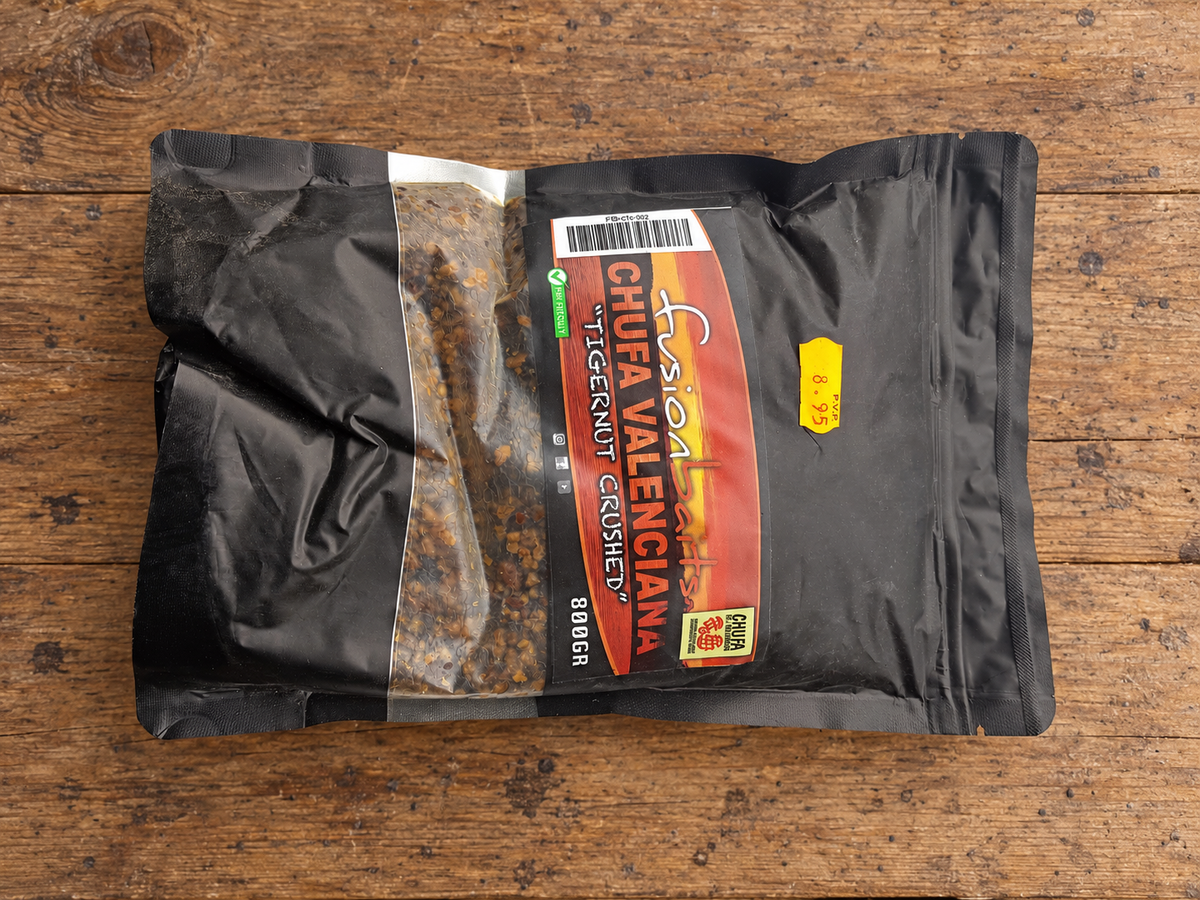 Fusion Baits Chufa Valenciana Tigernut Crushed 800 g sobre mesa de madera