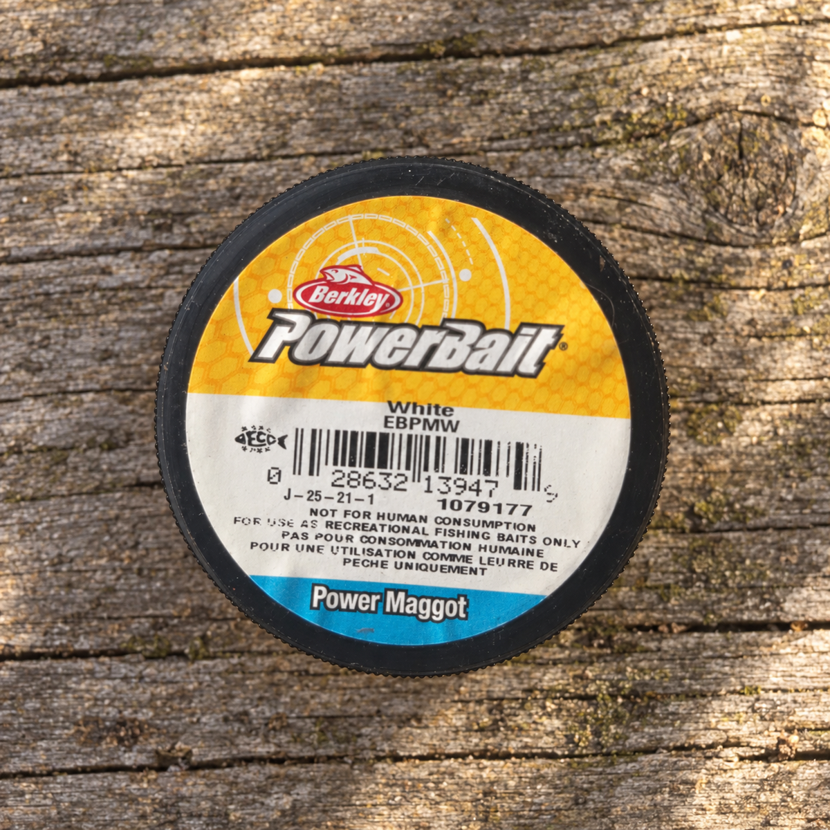 Berkley PowerBait Power Maggot · Larvas artificiales para pesca, etiqueta White sobre mesa de madera