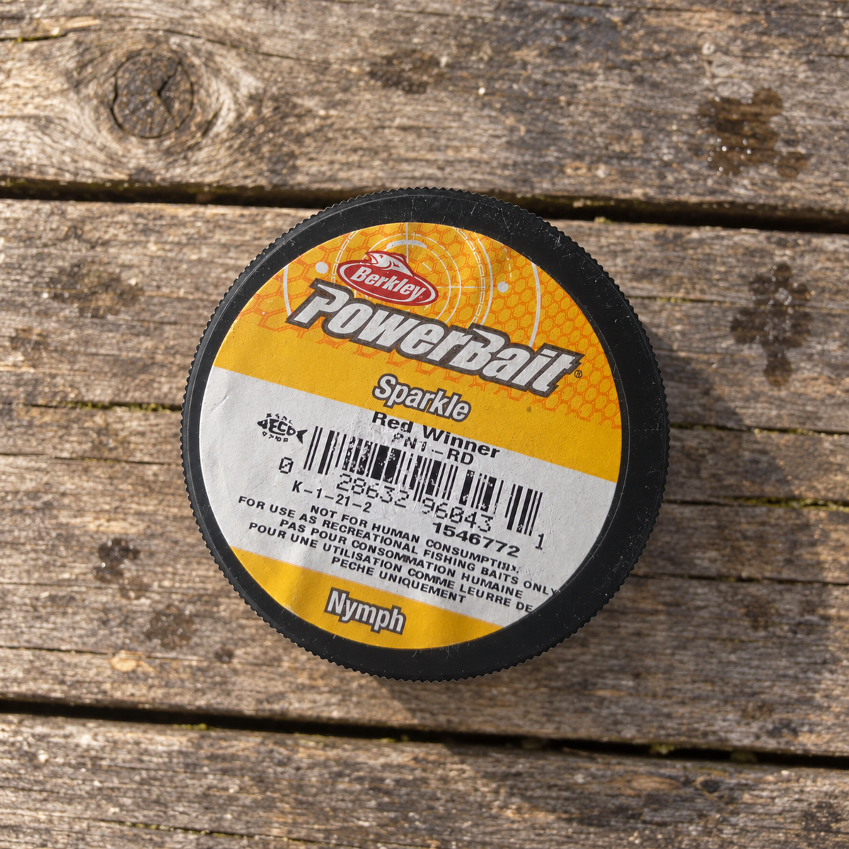 Berkley PowerBait Sparkle Nymph · Ninfas artificiales para pesca, etiqueta Red Winner sobre mesa de madera