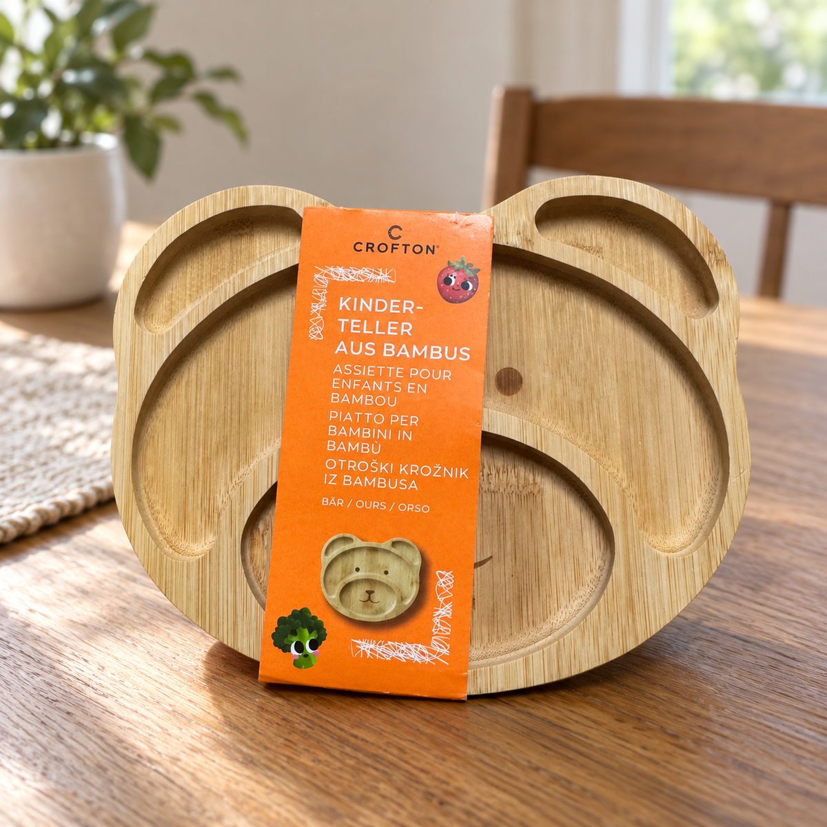 Plato Crofton de bambú con forma de oso sobre una mesa familiar
