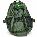 Mochila Gamo Rececho verde oliva con cordón elástico cruzado y bolsillos de malla sobre fondo blanco
