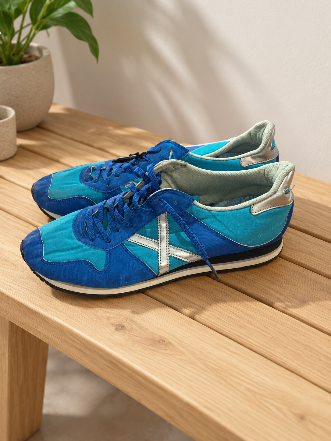 Munich turquesa azul X plateada talla45 - lifestyle sobre banco