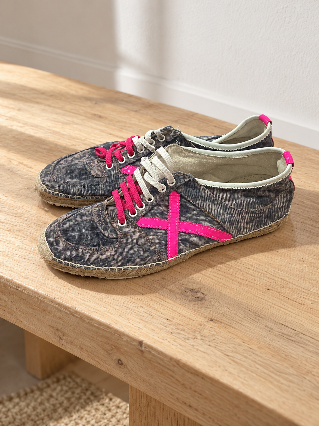 Munich grises estampadas X fucsia borde trenzado talla45 - lifestyle sobre banco