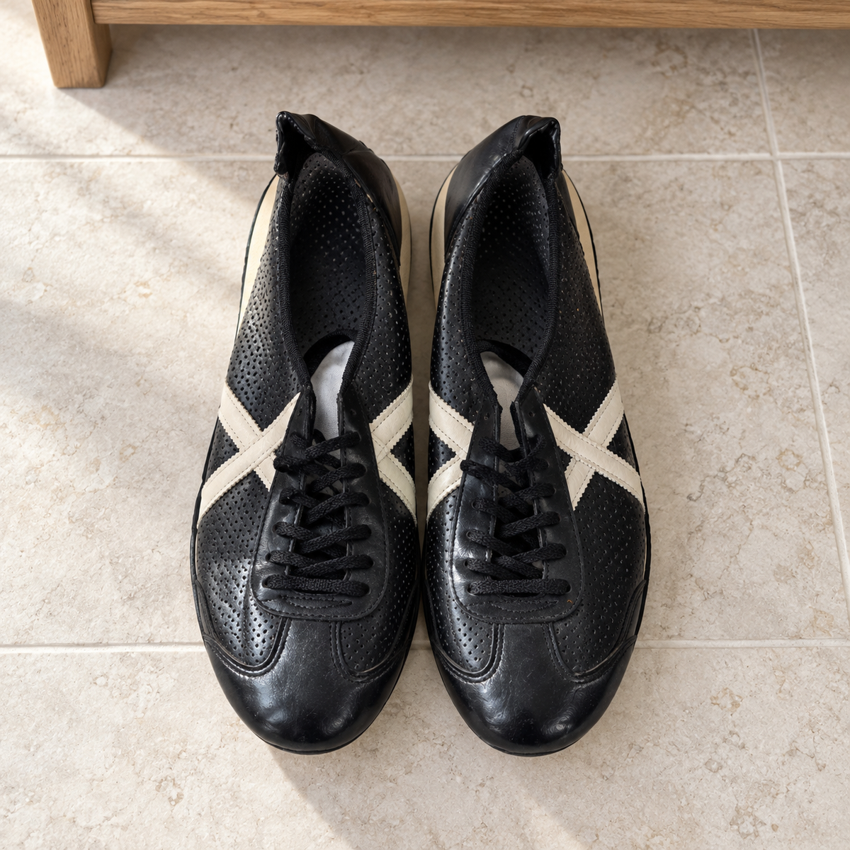 Zapatillas Munich negras perforadas con X crema, talla46, sin caja y con marcas de uso