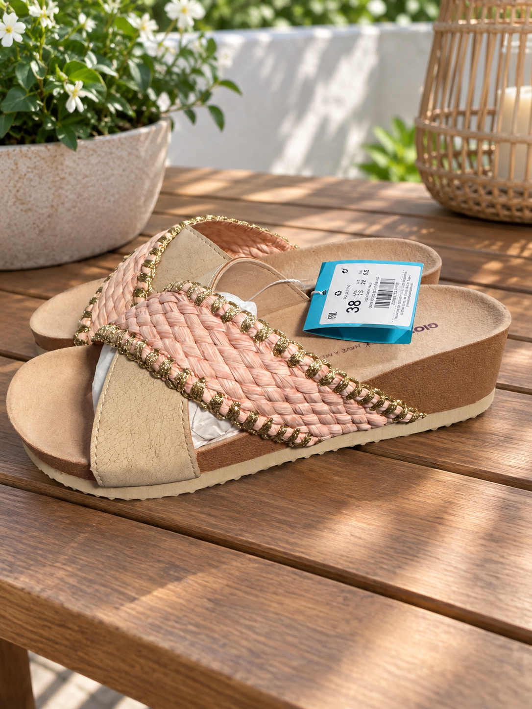 Sandalias Gioseppo Oma oro rosado con trenzado y cuña — ambiente de terraza
