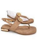 Sandalias Gioseppo Harrington color cuero con adorno de caracola — fondo blanco