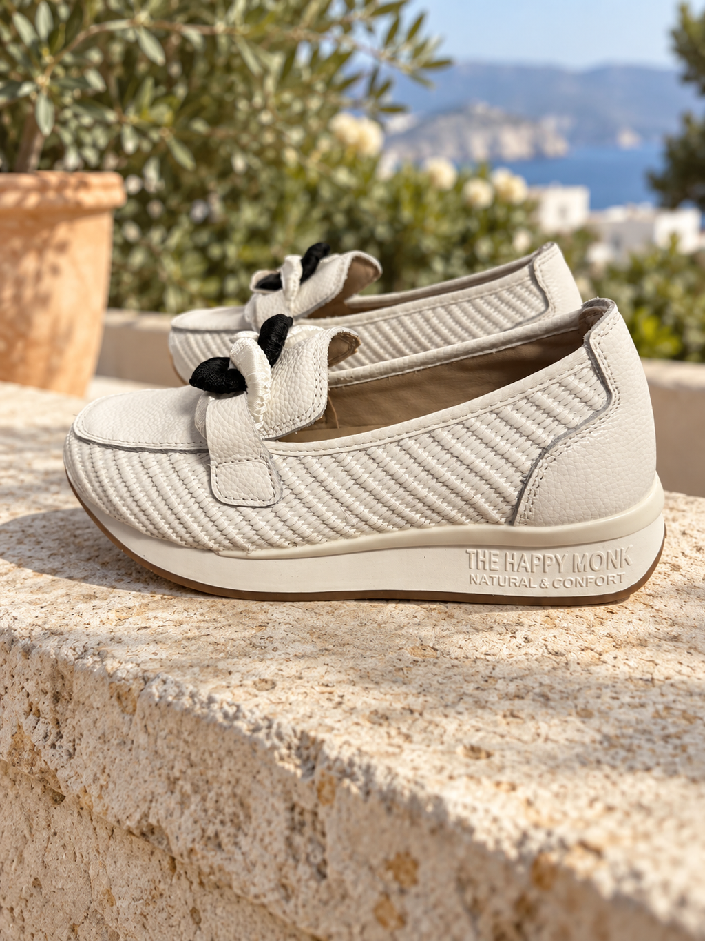 Mocasines Happy Monk Vanity-011 blancos con adorno bicolor — ambiente de terraza