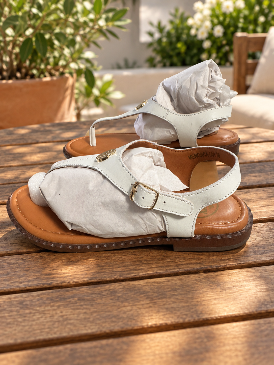 Sandalias Happy Monk Menorca-001 blancas con hebilla dorada — ambiente de terraza