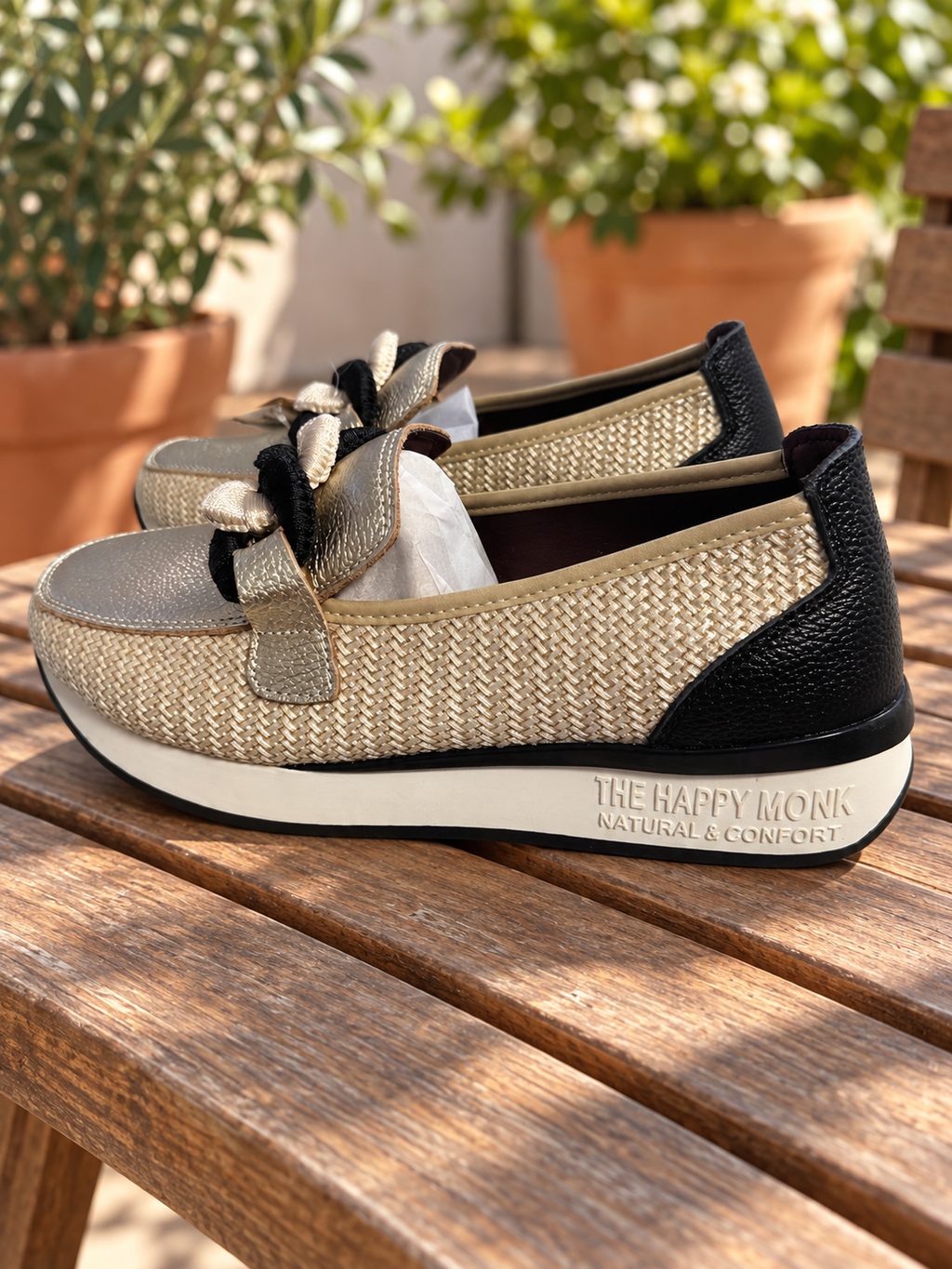 Mocasines Happy Monk Vanity-011 espiga platino y negro — ambiente de terraza