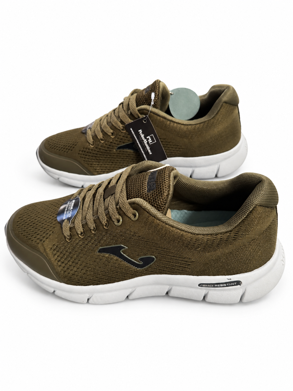 Zapatillas Joma verde oliva con suela blanca — fondo blanco