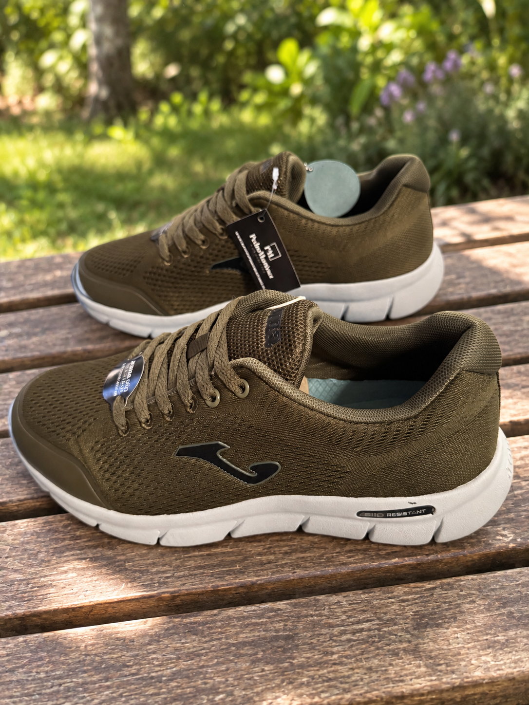 Zapatillas Joma verde oliva con suela blanca — ambiente de jardín
