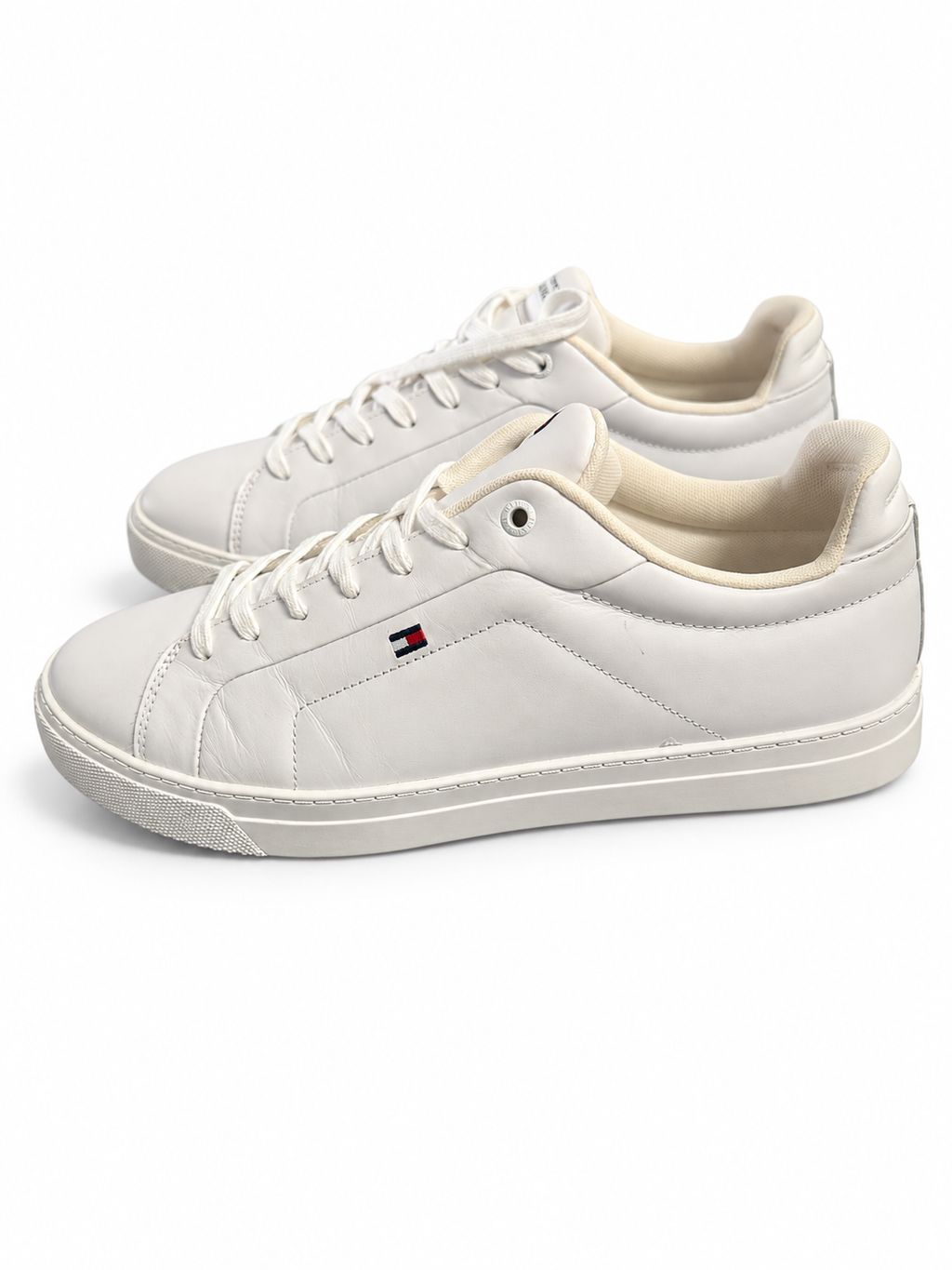 Zapatillas Tommy Hilfiger blancas con bandera bordada — fondo blanco