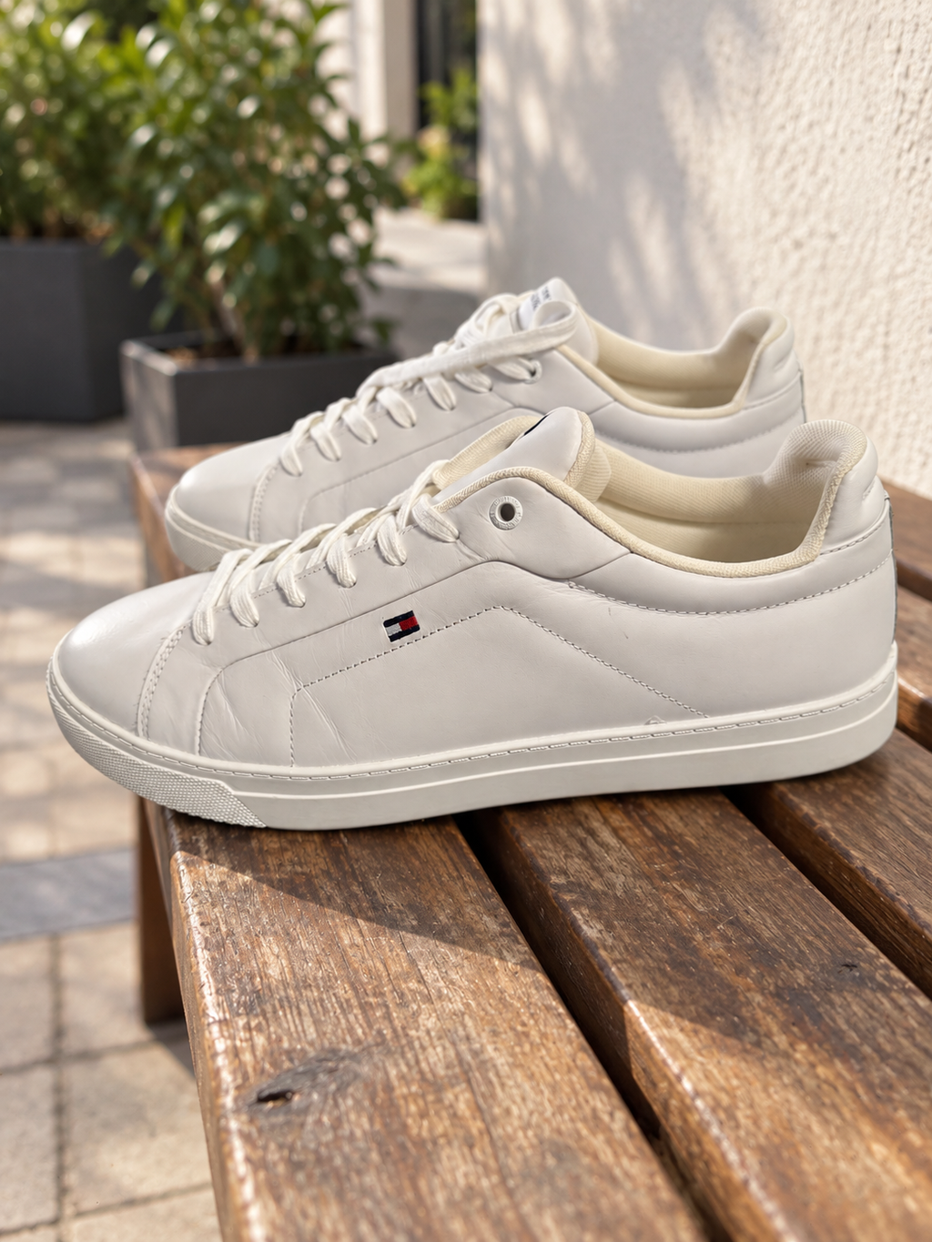 Zapatillas Tommy Hilfiger blancas con bandera bordada — ambiente de patio